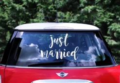 Just married autonkoristelutarra 33x45cm