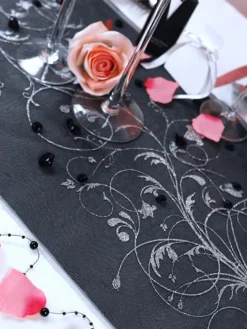 Musta organza hopeakuviolla 900 x 36 cm