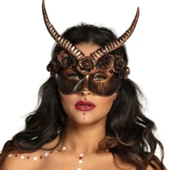 Puolinaamari demoni sarvilla