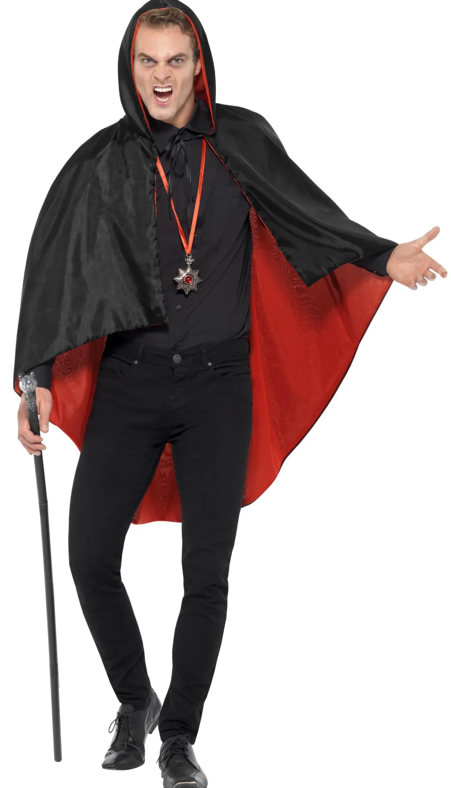 Vampyyrin asusetti; viitta, sauva ja medaljonki